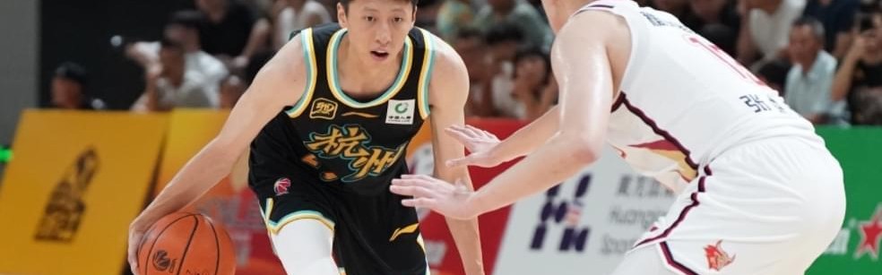 CBA卫冕冠军首秀！广厦3分险胜获开门红：胡金秋缺席赵嘉仁20分