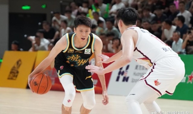 CBA卫冕冠军首秀！广厦3分险胜获开门红：胡金秋缺席赵嘉仁20分